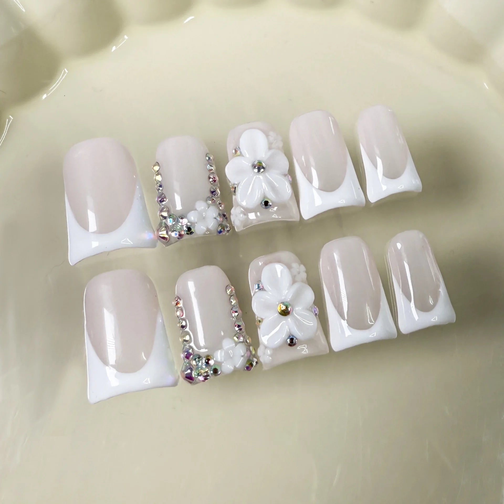 10pcs Pink Duckbill Handmade Press on Nails Art Simple White French Short Fake Nail Wearable Rhinestones Design False Nails Tips