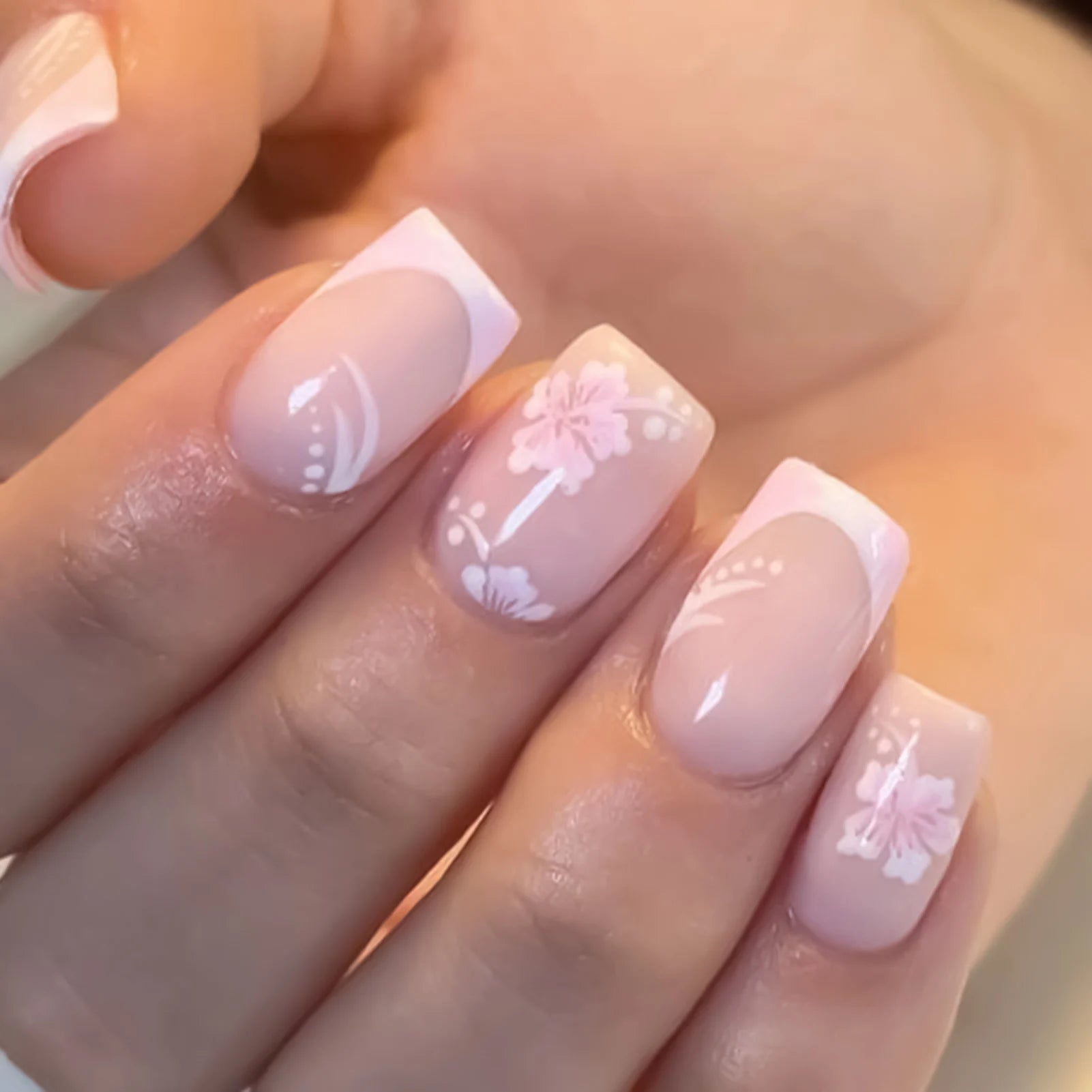 Pink French Style False Nails White Flower Printed Short Square Head Press on Nails Simple Wearable Artificial Nails Art 24Pcs